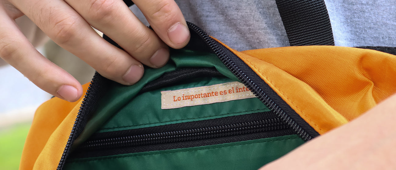 Detalle del interior de un bolso con la frase “Lo importante es el interior”. Diseño peruano consciente de Piola Bags.