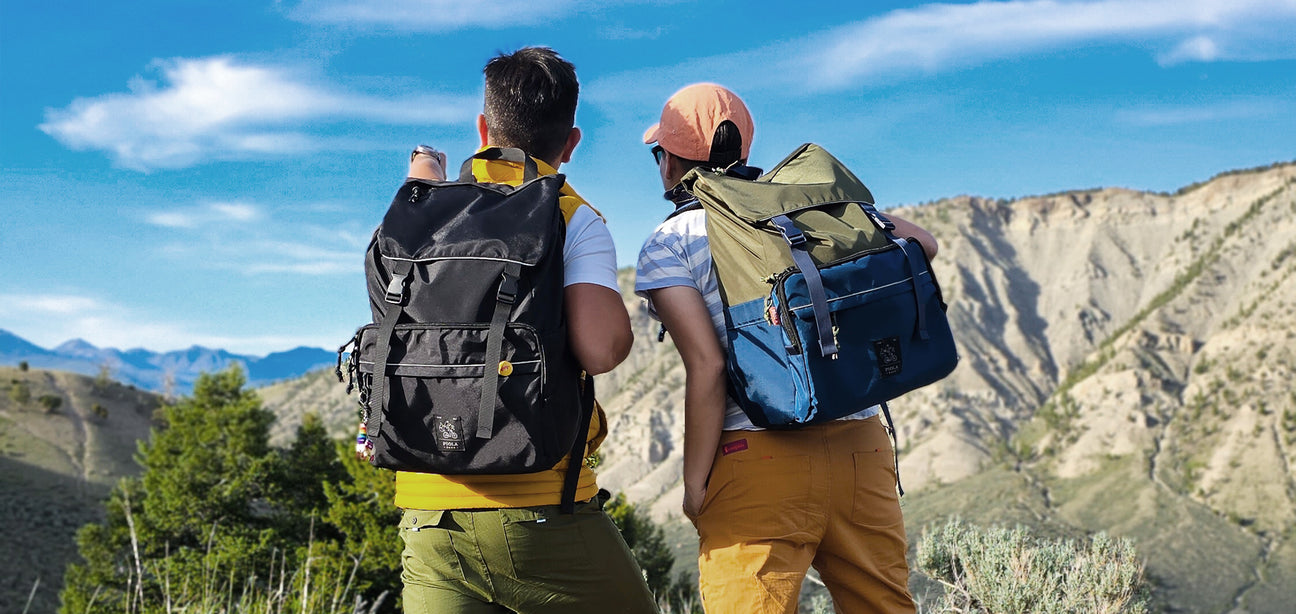 Dos mochilas Piola Bags en ruta de montaña, pensadas para viajes exigentes. Mochilas peruanas con diseño duradero.