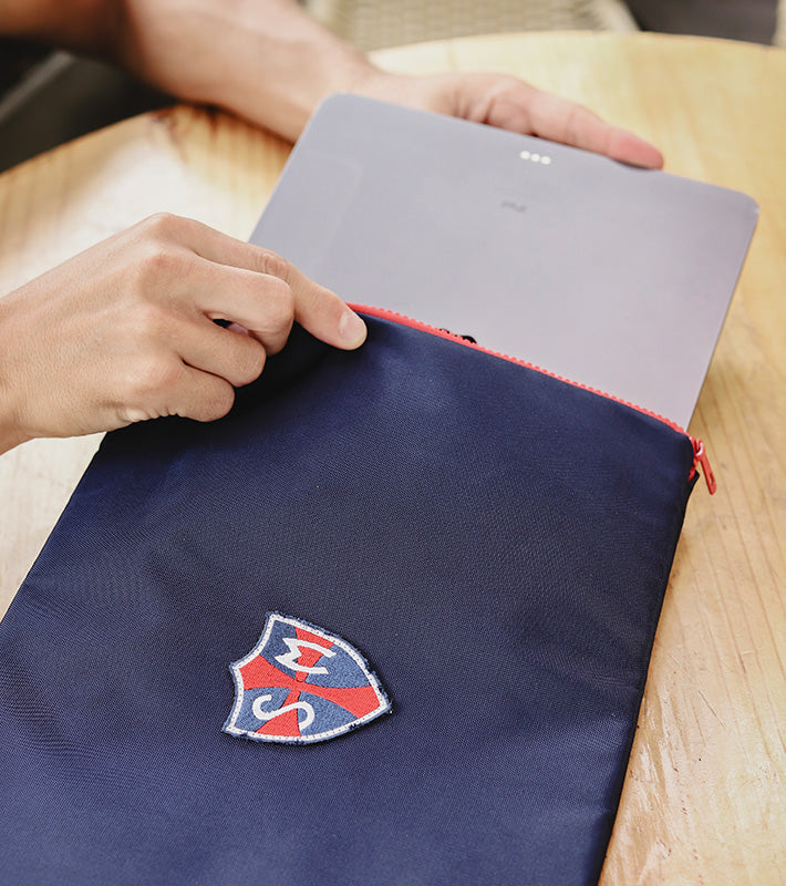 Funda personalizada para tablet con logo de colegio SM, perfecta para proteger dispositivos en la oficina o estudios, diseño de Piola Bags