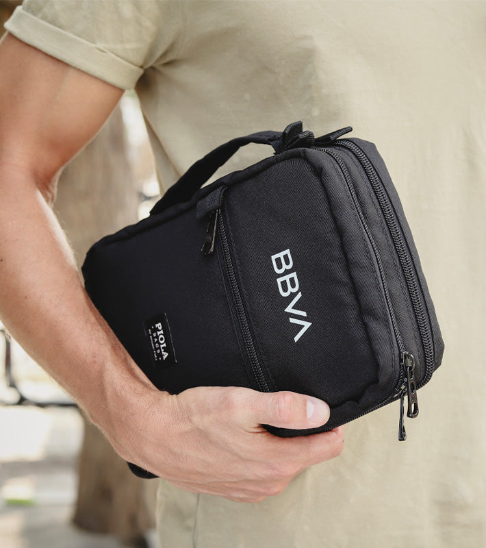 organizador compacto BBVA para uso diario con bastante espacio y un diseño funcional producido por Piola Bags