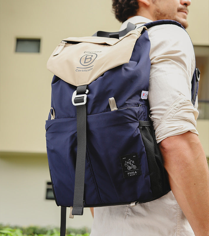 Mochila personalizada para Empresa B certificada, diseño urbano y funcional producido por Piola Bags