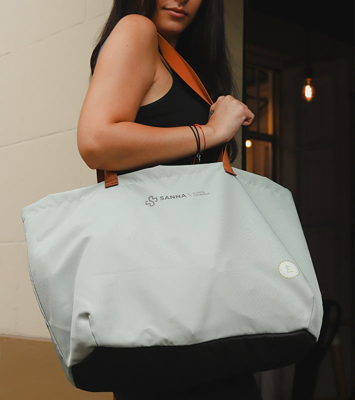 Bolso amplio SANNA en contexto cotidiano, ideal para jornadas laborales o uso casual, hecho por Piola Bags