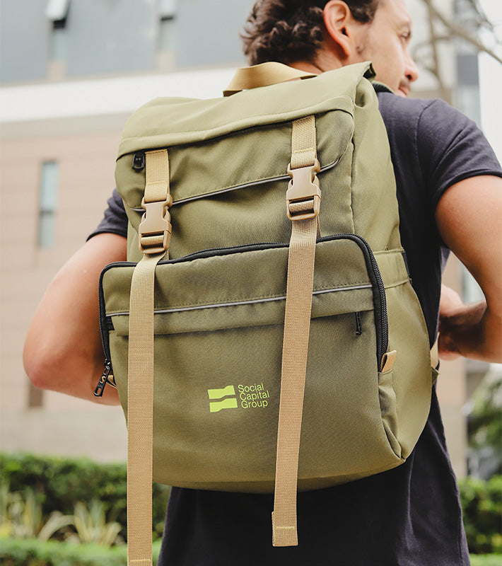 Mochila personalizada para Social Capital Group diseñada por Piola Bags en uso urbano