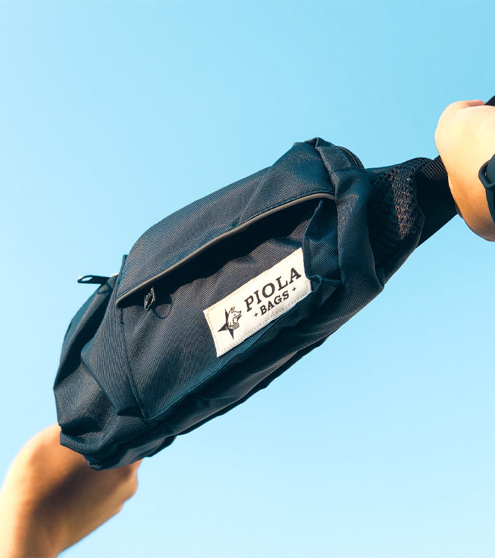 Canguro negro ideal para días en la ciudad, diseño sin desperdicio hecho por Piola Bags