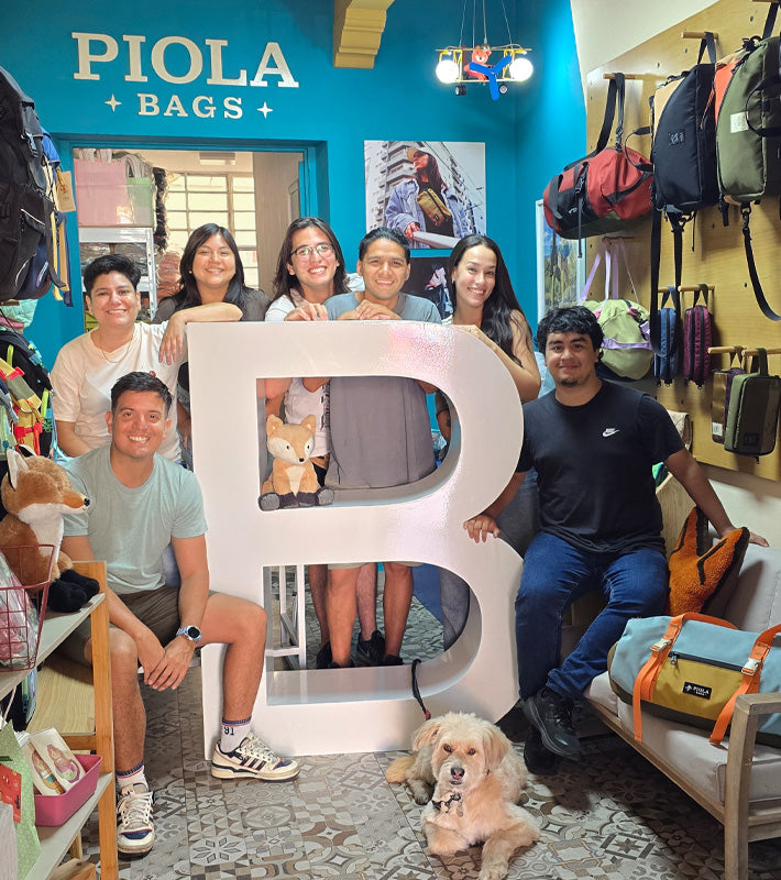 Equipo de Piola Bags en su taller mostrando compromiso con su propósito como Empresa B