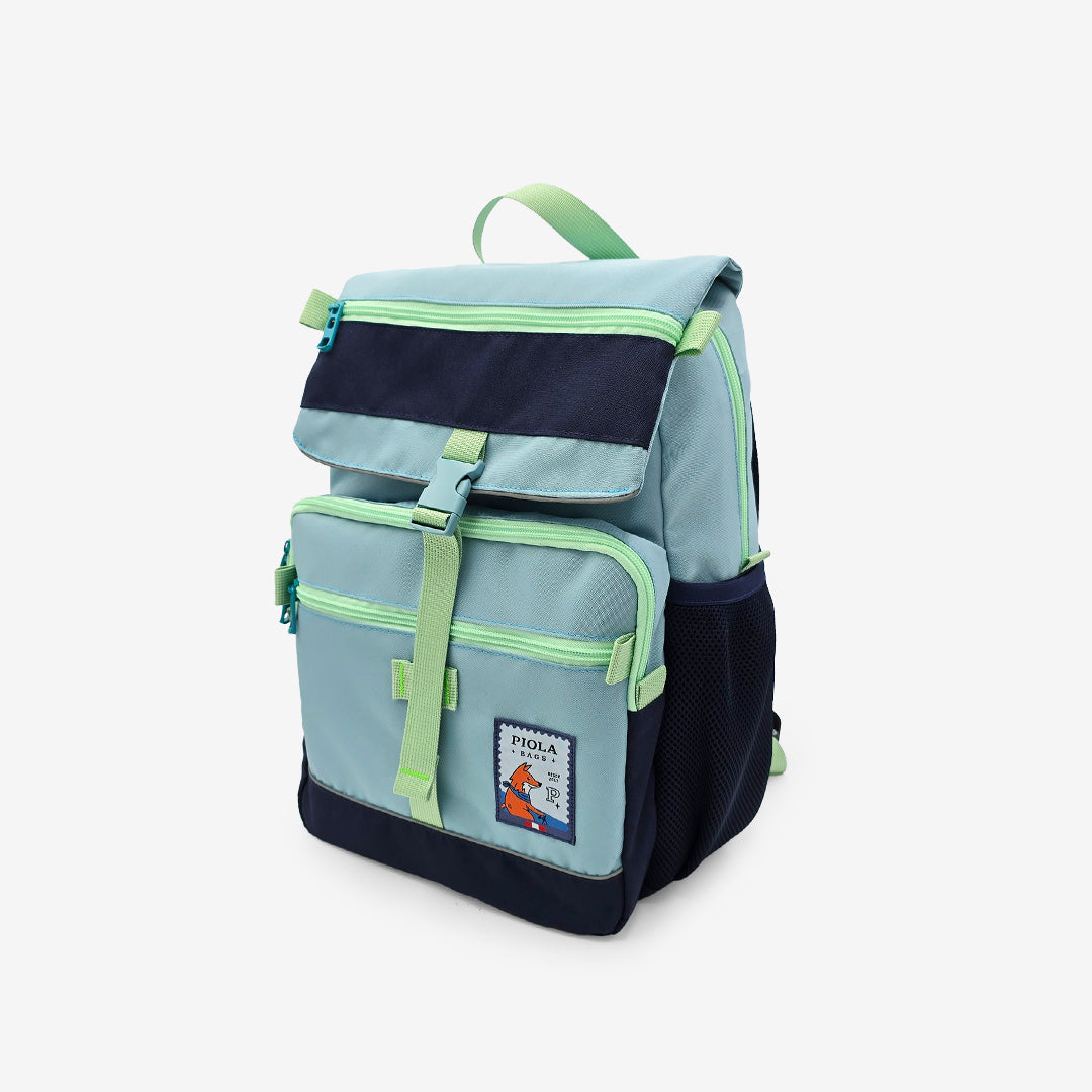 Mochila Jardín Celeste vista en ángulo lateral, con múltiples bolsillos y diseño urbano hecho en Perú por Piola Bags.
