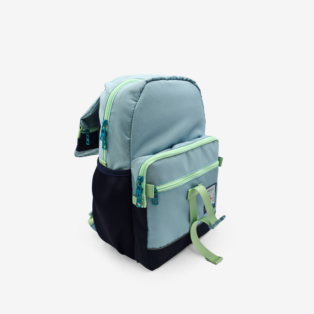 Mochila Jardín Celeste con bolsillos abiertos, mostrando gran capacidad y organización. Diseño sin desperdicio hecho en Perú.