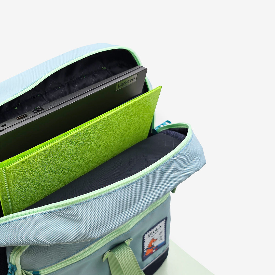 Mochila Jardín Celeste abierta con compartimento especial para laptop. Mochila peruana perfecta para uso escolar o urbano.