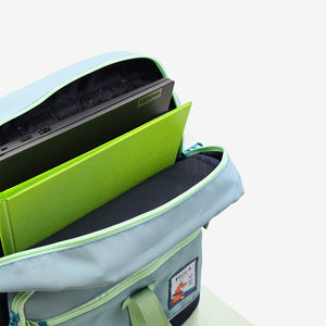 Mochila Jardín Celeste abierta con compartimento especial para laptop. Mochila peruana perfecta para uso escolar o urbano.