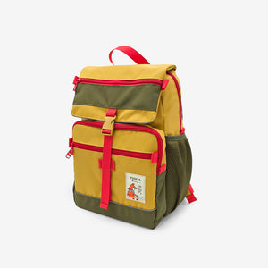 Mochila Jardín Mostaza con cierre rojo y bolsillos delanteros. Mochila peruana con estilo urbano hecha por Piola Bags.