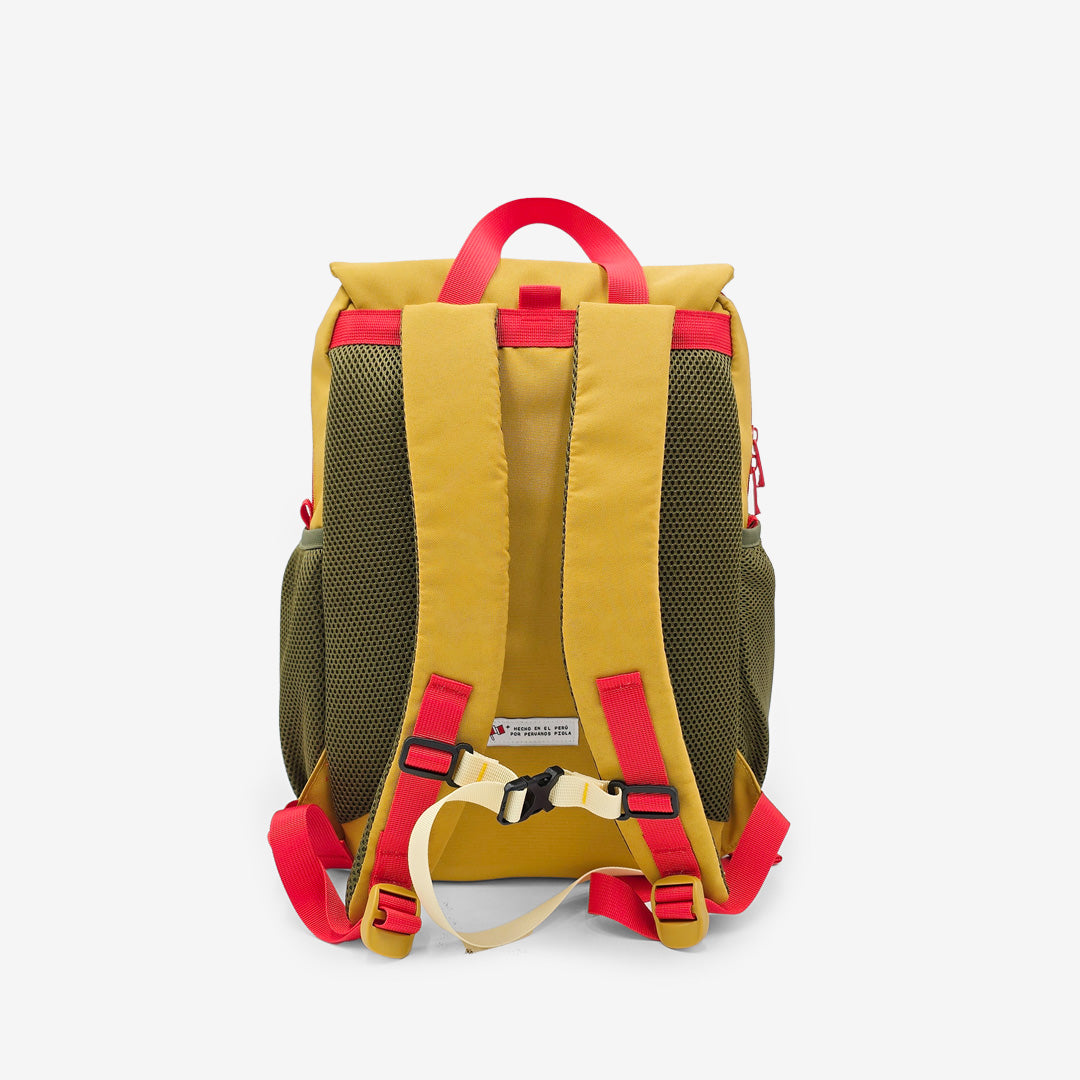 Vista trasera de la mochila Jardín Mostaza con correas acolchadas y broche. Mochila peruana cómoda para uso escolar.