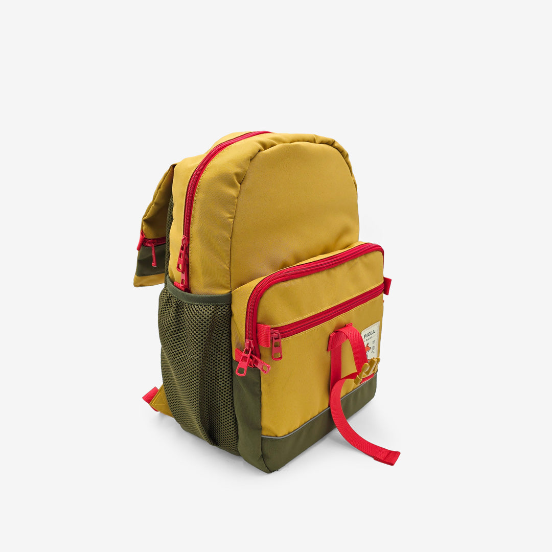 Mochila Jardín Mostaza abierta mostrando su capacidad y compartimentos. Diseño sin desperdicio hecho en Perú.