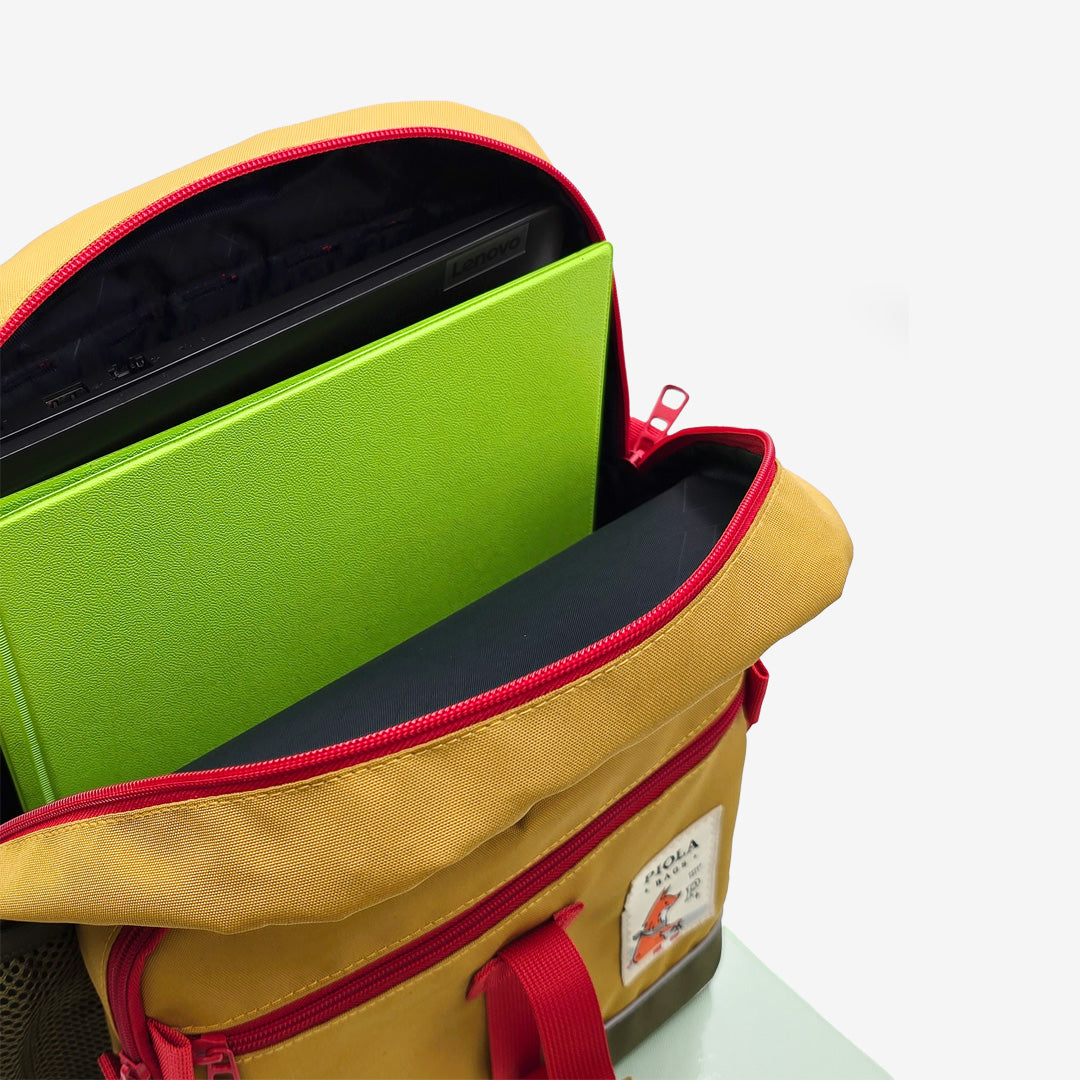 Interior de la mochila Jardín Mostaza con compartimento para laptop. Mochila peruana para clases o viajes cortos.