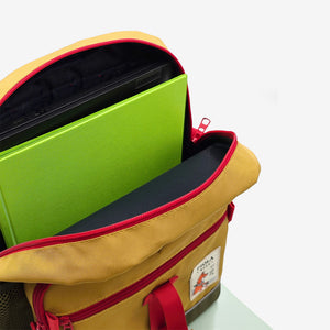 Interior de la mochila Jardín Mostaza con compartimento para laptop. Mochila peruana para clases o viajes cortos.