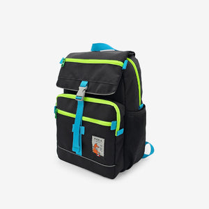 Mochila Jardín Negra con detalles verdes y azules, bolsillos múltiples y diseño urbano. Producto peruano por Piola Bags.