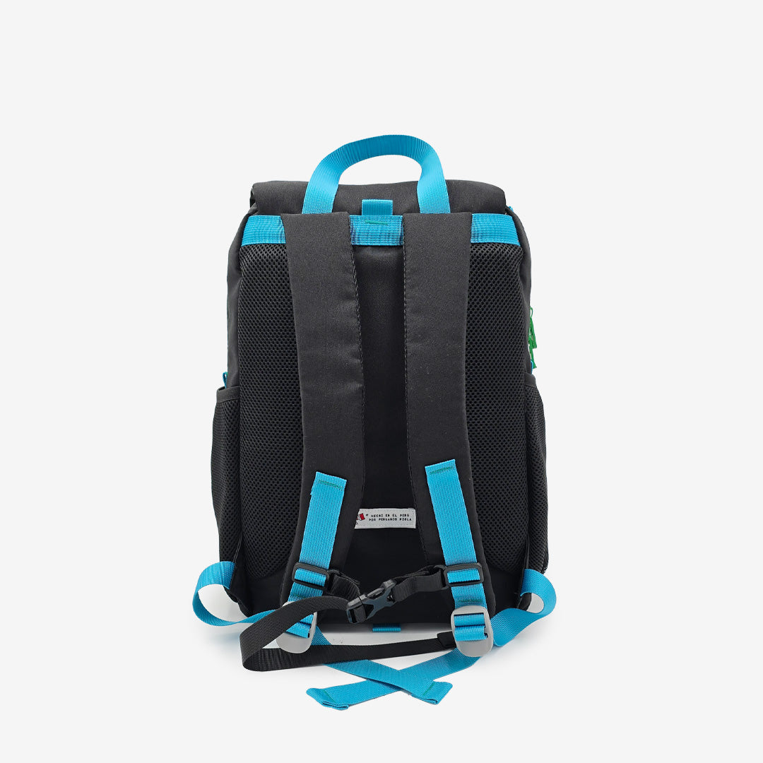 Vista trasera de la mochila Jardín Negra con correas acolchadas y broche al pecho. Hecha en Perú para el uso diario.