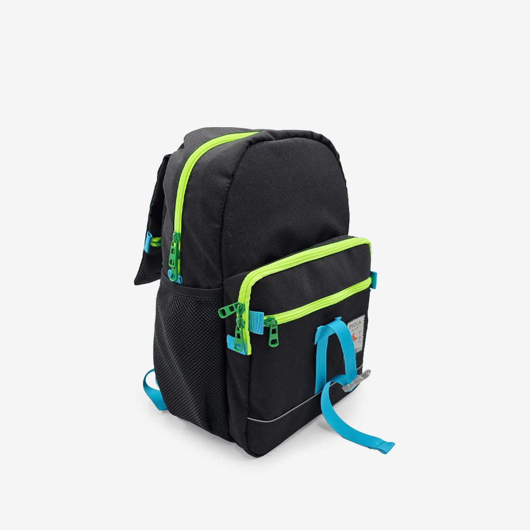 Vista trasera de la mochila Jardín Negra con correas acolchadas y broche al pecho. Hecha en Perú para el uso diario.