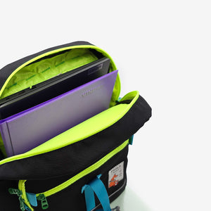Interior de la mochila Jardín Negra con compartimento para laptop. Mochila peruana versátil para clases o viajes.