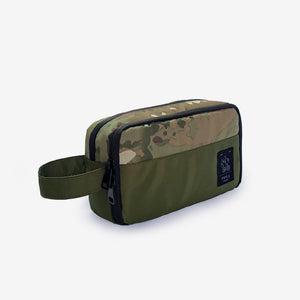 Estuche tipo organizador color camuflado y verde, diseño compacto perfecto para llevar en cualquier viaje, hecho en Perú