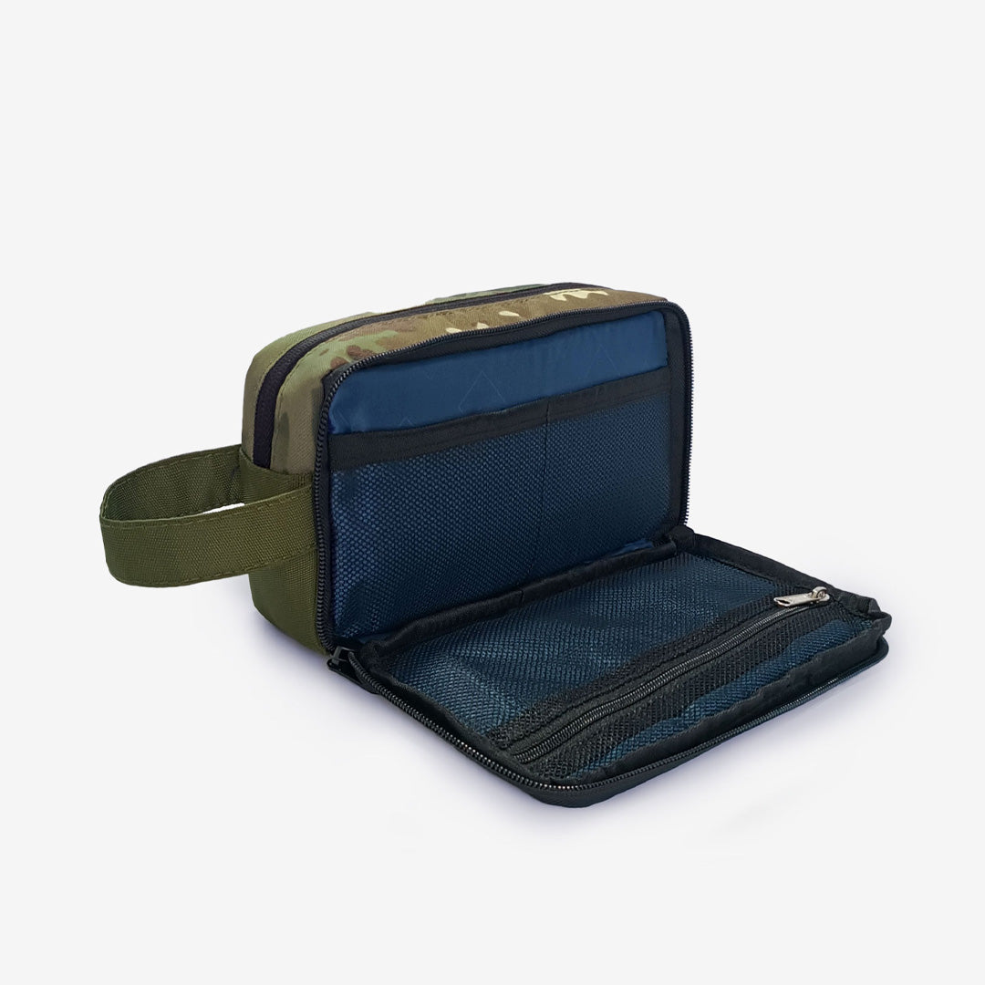 Interior del estuche MULTI camuflado con bolsillos y mallas organizadoras, ideal para mantener todo en orden, hecho en Perú