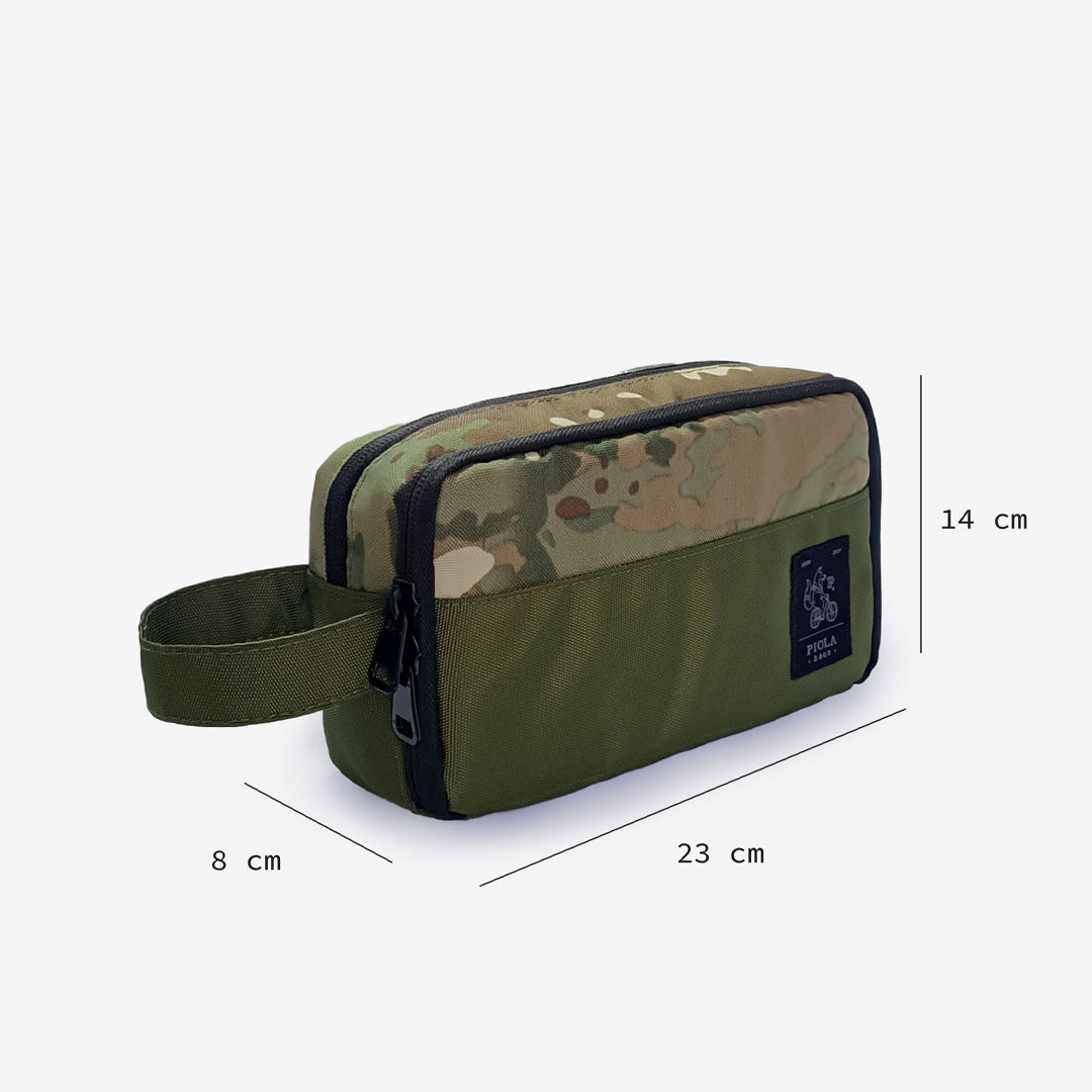 Estuche camuflado y con asa lateral, ideal como organizador para viajes, hecho en Perú por Piola Bags