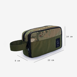 Estuche camuflado y con asa lateral, ideal como organizador para viajes, hecho en Perú por Piola Bags
