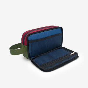 Interior del estuche MULTI guinda-verde con malla organizadora, ideal para viajes, hecho en Perú