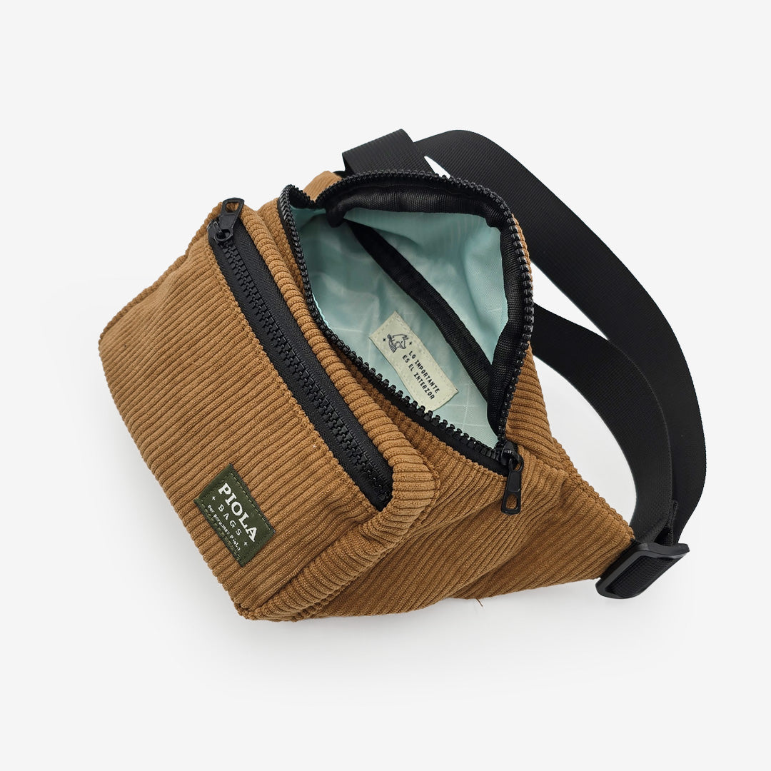 canguro jiron color cocoa abierto - estilo clásico y práctico para el uso diario, hecho por Piola Bags.