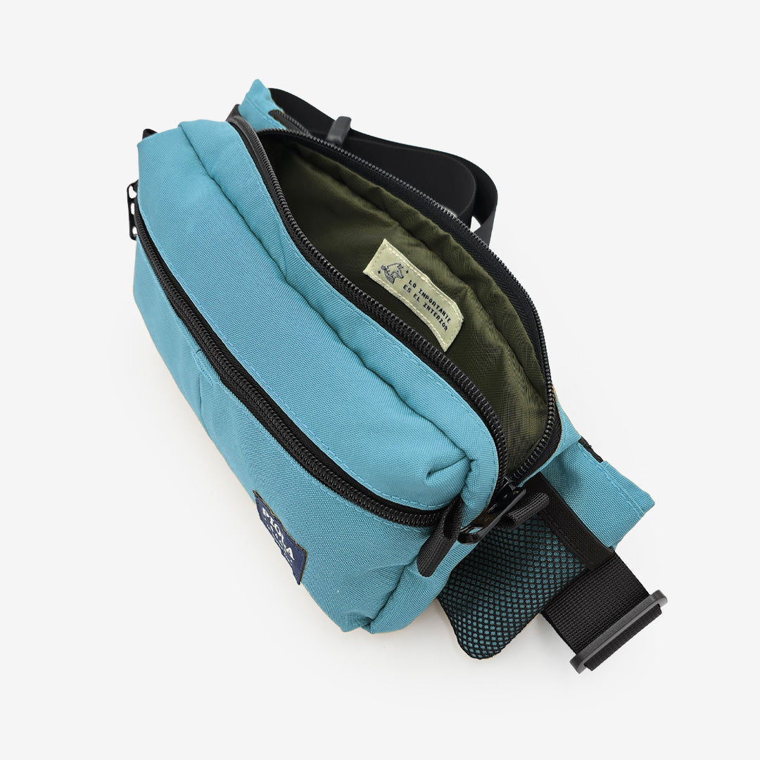 canguro larco color celeste abierto - interior espacioso ideal para viajes y uso diario. Producido como producto local por Piola Bags