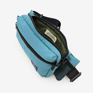 canguro larco color celeste abierto - interior espacioso ideal para viajes y uso diario. Producido como producto local por Piola Bags