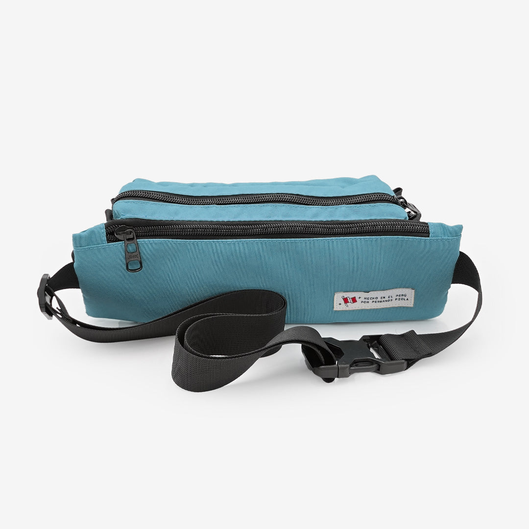 parte trasera del canguro larco celeste - diseño sin desperdicio y cómodo para el día a día. Hecho a mano en Perú por Piola Bags
