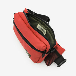 canguro larco color coral abierto, con interior amplio y resistente, ideal para viajes urbanos, hecho por Piola Bags.