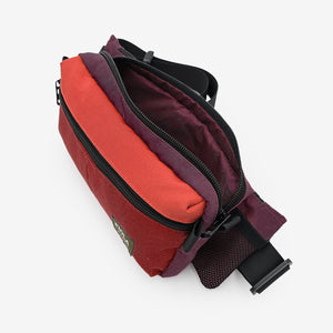 canguro larco color coral con interior amplio y forro guinda - espacioso y cómodo para uso diario. Hecho a mano como producto local por Piola Bags