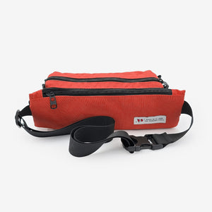 vista trasera del canguro larco coral con correa ajustable, perfecto para moverse con estilo urbano, diseñado cruelty free por Piola Bags.