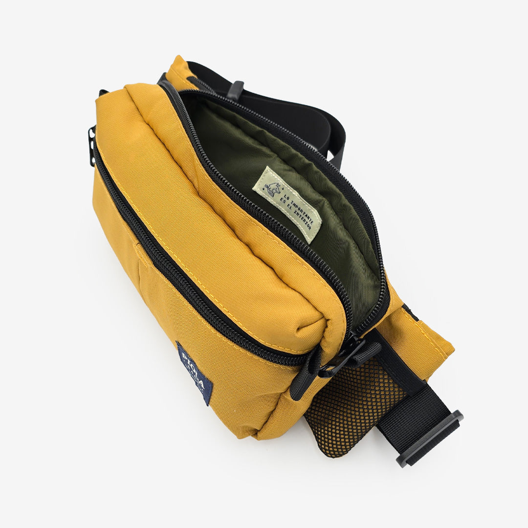 canguro larco color mostaza abierto, interior forrado y funcional, diseñado bajo principios cruelty free por Piola Bags.