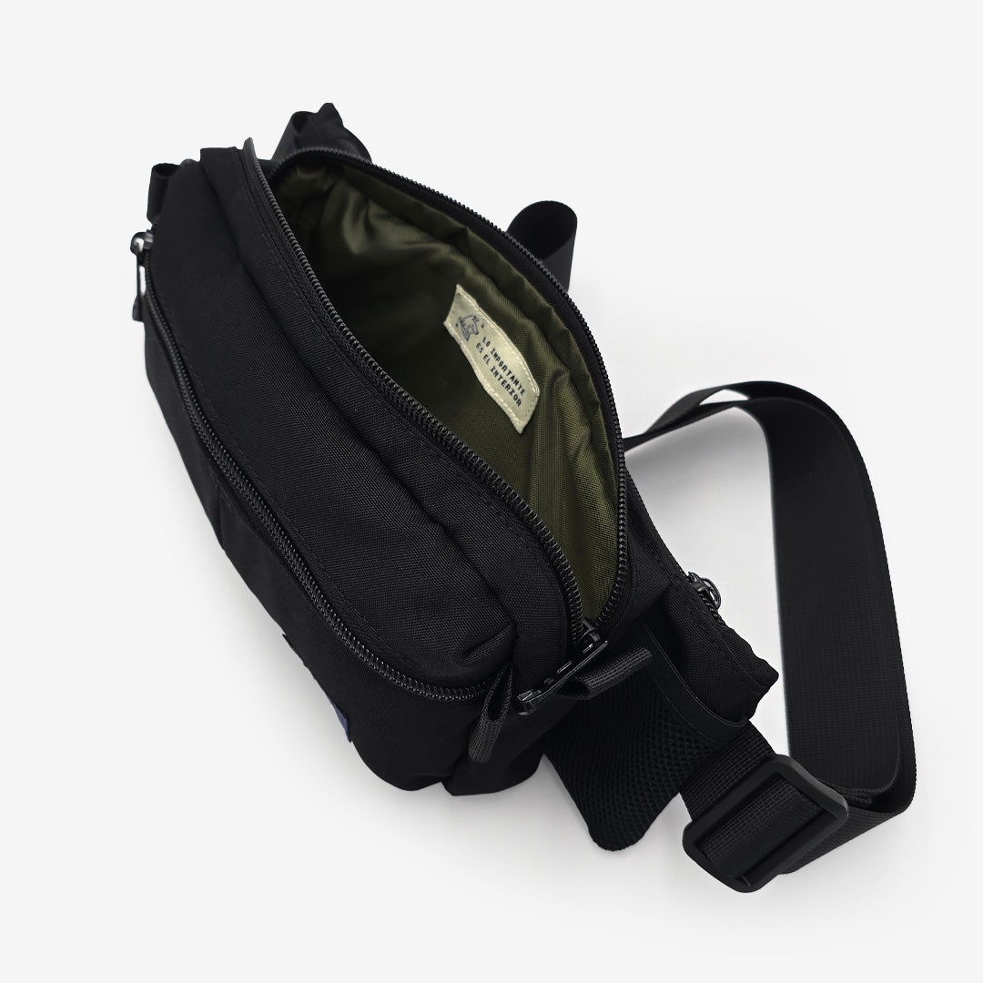 canguro larco negro abierto, interior espacioso y resistente, ideal para viajes o trabajo diario, hecho por Piola Bags.