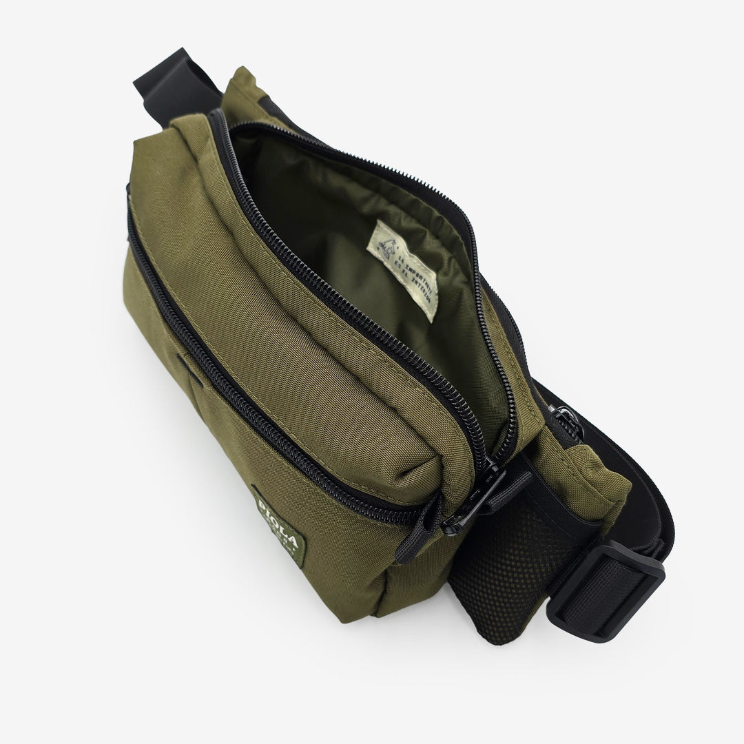 canguro larco verde abierto, con interior forrado y repelente al agua, ideal para viajes o días activos, hecho por Piola Bags.