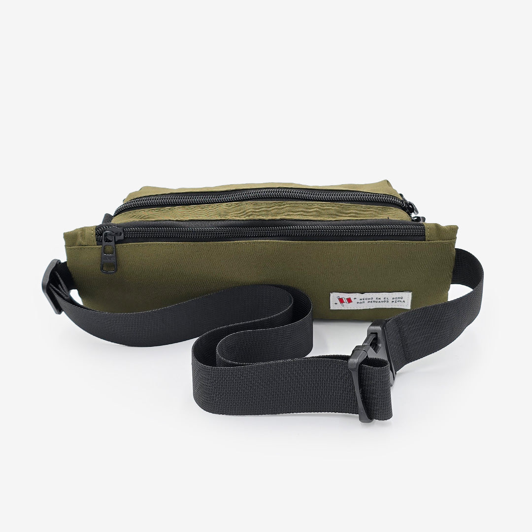 parte posterior del canguro larco verde con correa negra ajustable, pensado para la ciudad, diseñado cruelty free por Piola Bags
