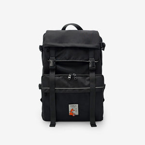 Vista frontal de la mochila Gran Ruta negra con múltiples bolsillos y gran capacidad, ideal para viajes exigentes. Hecha en Perú por Piola Bags.