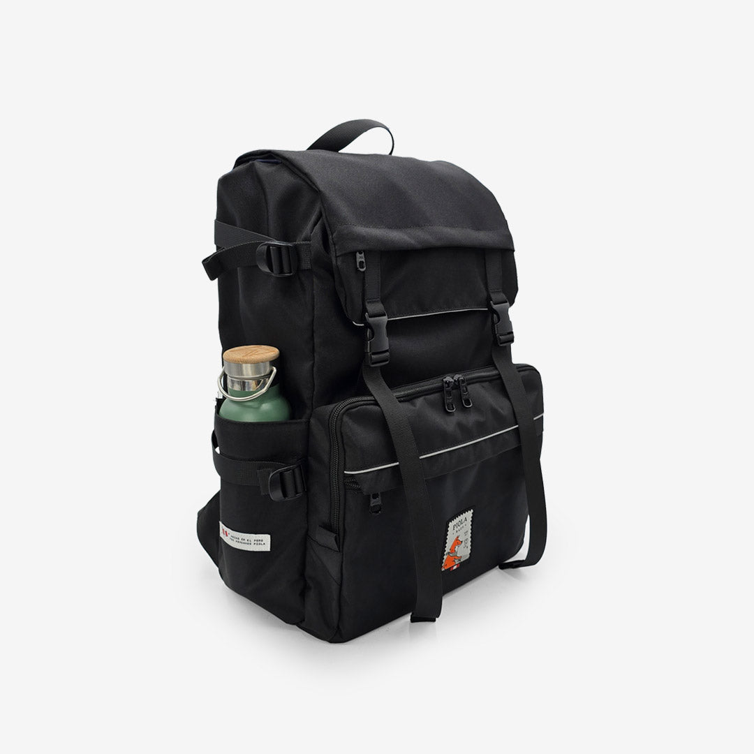 Vista lateral de la mochila Gran Ruta negra, resistente y espaciosa, ideal para viajes largos o uso diario. Producto peruano diseñado por Piola Bags.