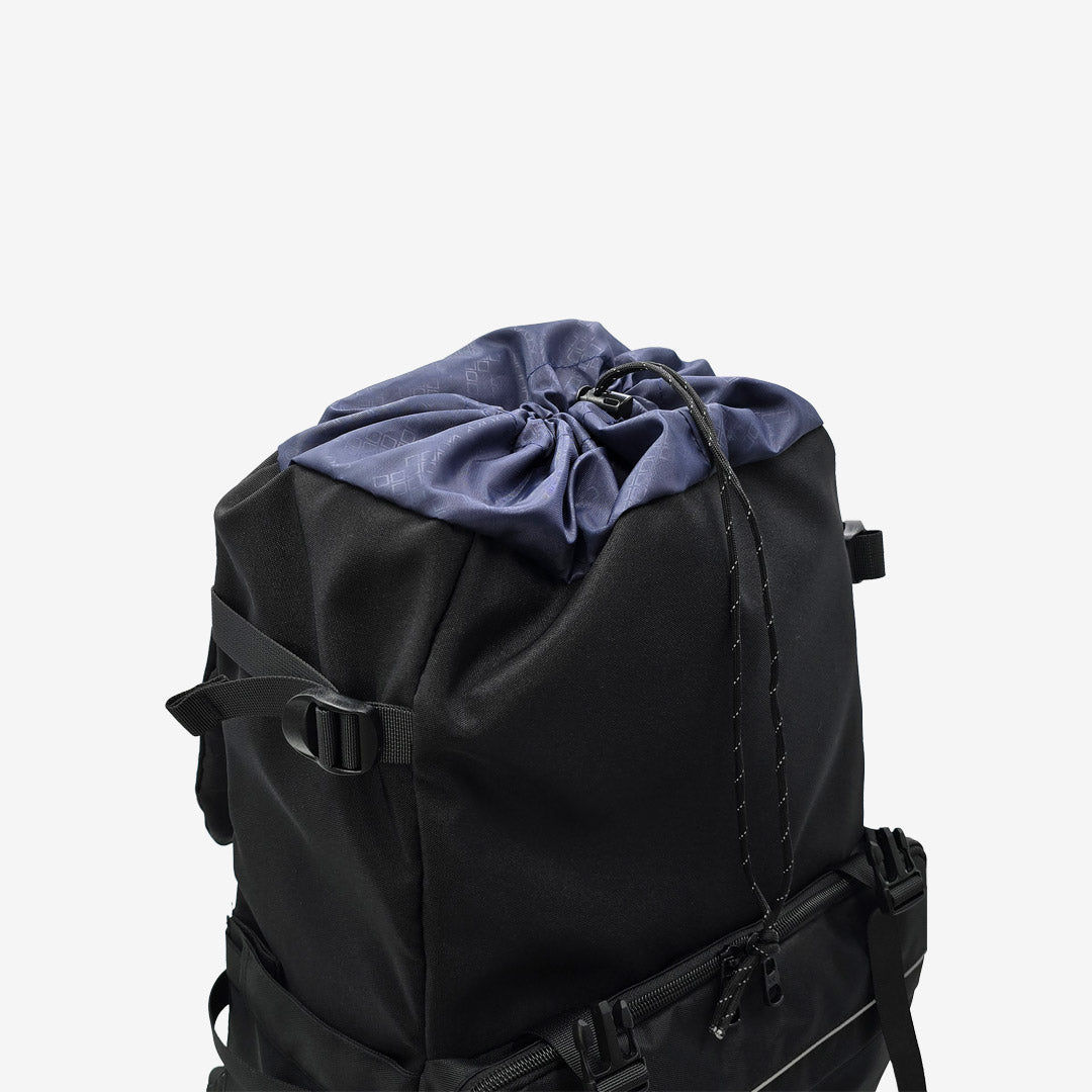 Mochila Gran Ruta negra hecha con tela resistente al agua, ideal para viajes y trayectos urbanos. Diseño peruano creado con propósito por Piola Bags.