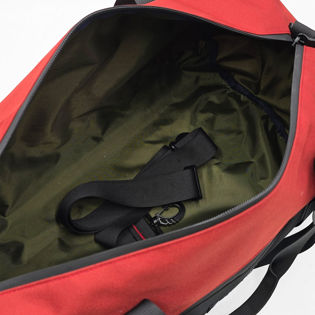maletín Sprint color guinda abierto con interior verde y correa negra, diseño sin desperdicio, hecho por Piola Bags.