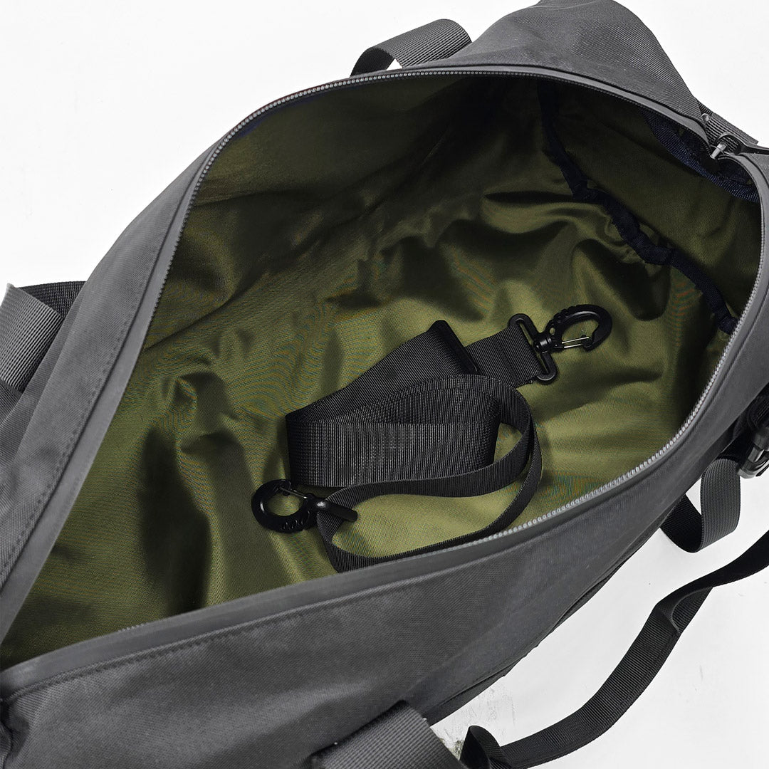 Maletín Sprint negro con interior verde oliva, amplio y práctico para viajes o uso diario. Hecho en Perú con diseño sin desperdicio por Piola Bags.