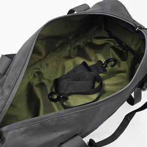 Maletín Sprint negro con interior verde oliva, amplio y práctico para viajes o uso diario. Hecho en Perú con diseño sin desperdicio por Piola Bags.