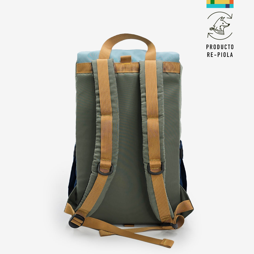Vista posterior de mochila peruana con tirantes acolchados, diseño cómodo para jornadas largas en oficina o ciudad.