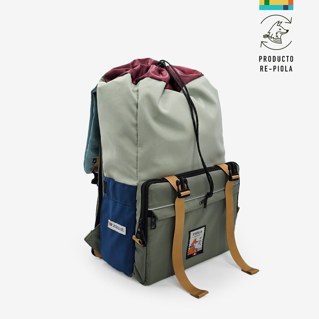 Vista superior de mochila urbana hecha en Perú, resistente al agua, práctica para viajar y optimizada para la ciudad.