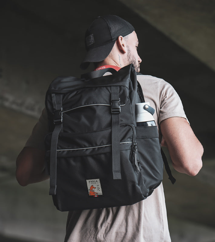 Mochila peruana negra con diseño robusto y tiras ajustables, perfecta para viajes largos o rutina activa. Uso urbano pensado por Piola Bags.