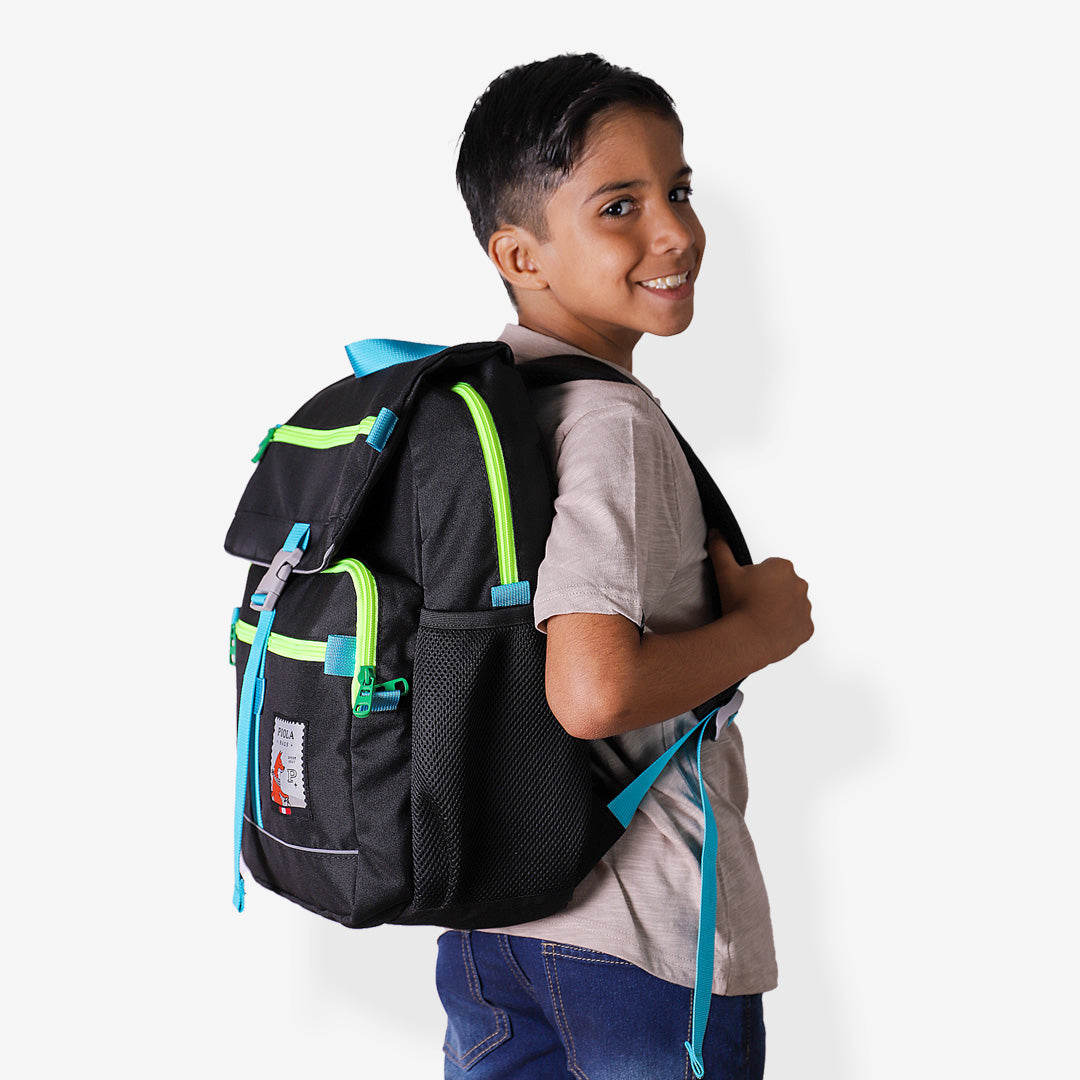 Niño usando mochila Jardín Negra. Producto peruano con diseño pensado para niños y jóvenes.