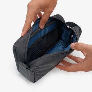 Vista interior del estuche MULTI con compartimentos de malla, ideal como organizador de viaje, hecho en Perú