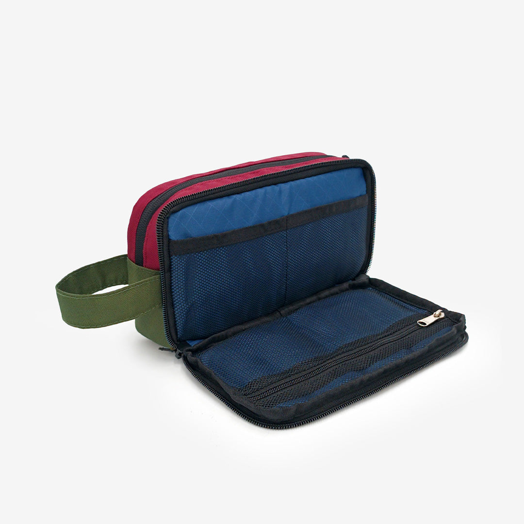 Interior del estuche MULTI guinda-verde con malla organizadora, ideal para viajes, hecho en Perú